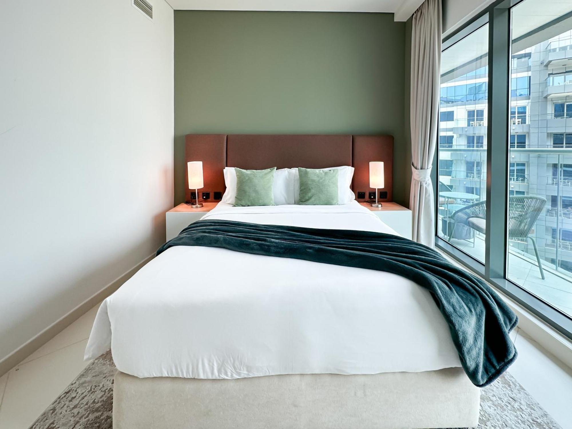 Luxe Lagoon Palm Private Access With Infinity Pool & Bar Apartment *