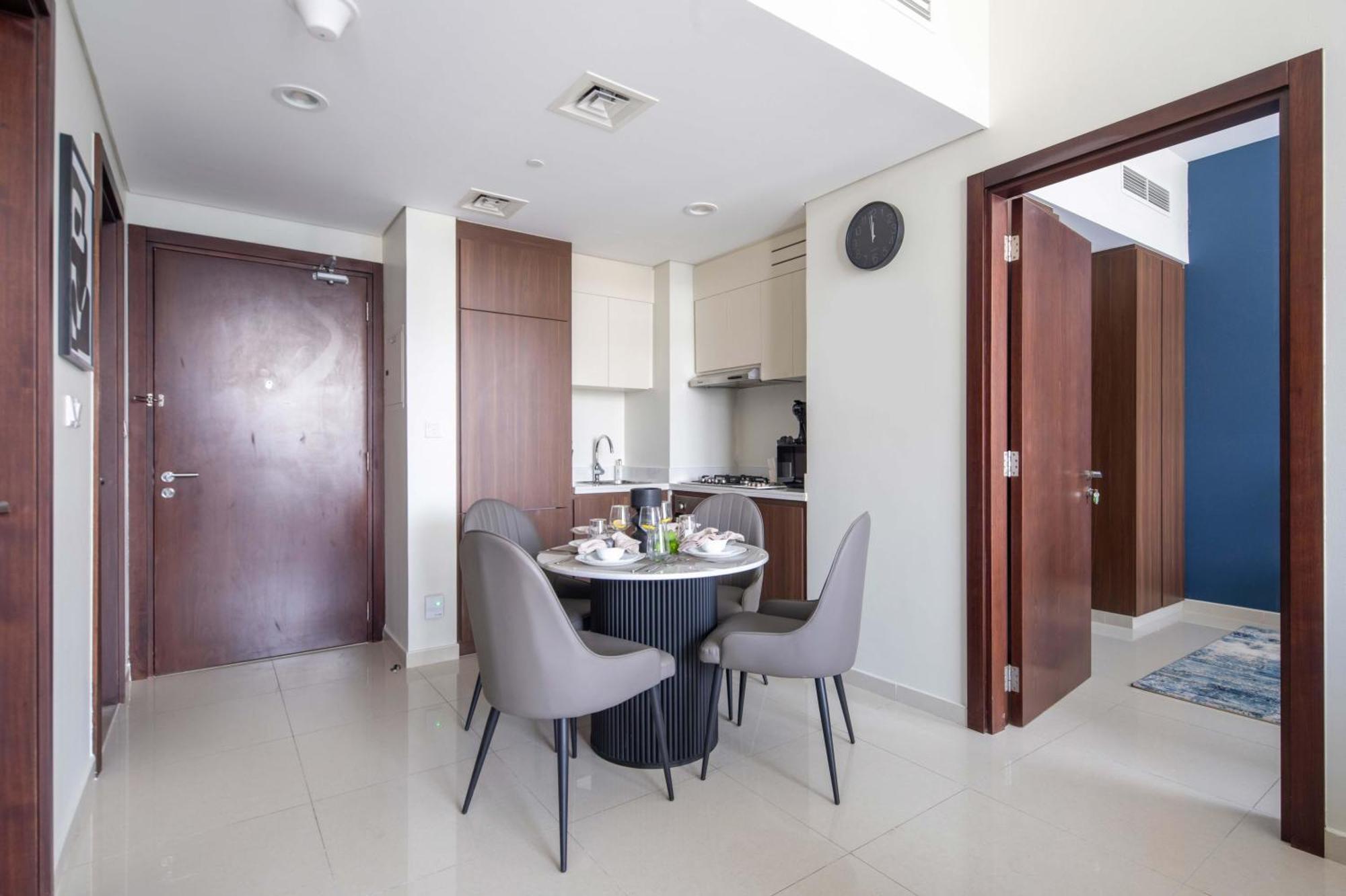 Frank Porter - Vera Residences Apartment *