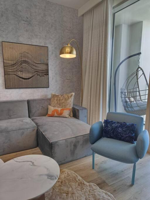 Burj View - 10 Minutes Walk Dream Lux Designer 3bd Holiday home