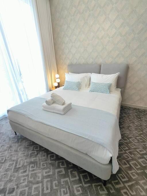Burj View - 10 Minutes Walk Dream Lux Designer 3bd *