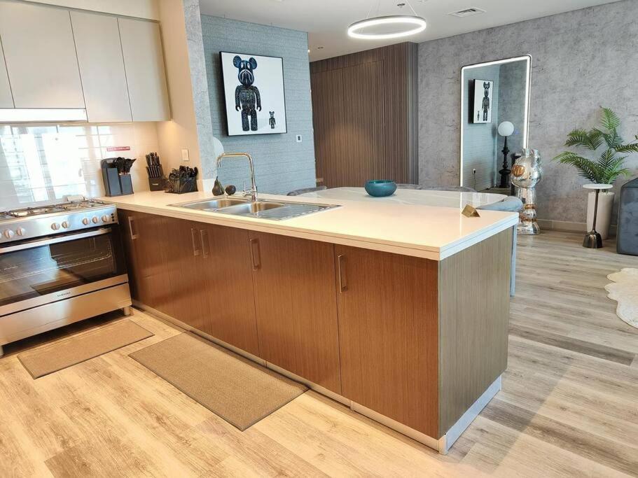 Burj View - 10 Minutes Walk Dream Lux Designer 3bd Holiday home