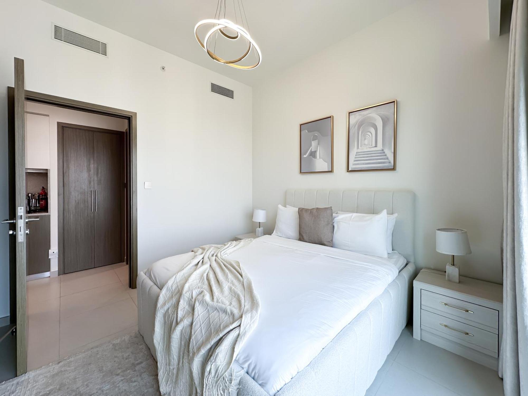 Trophy - Euphoria Eclipse In 29th Floor In Burj Royale Apartment Dubai