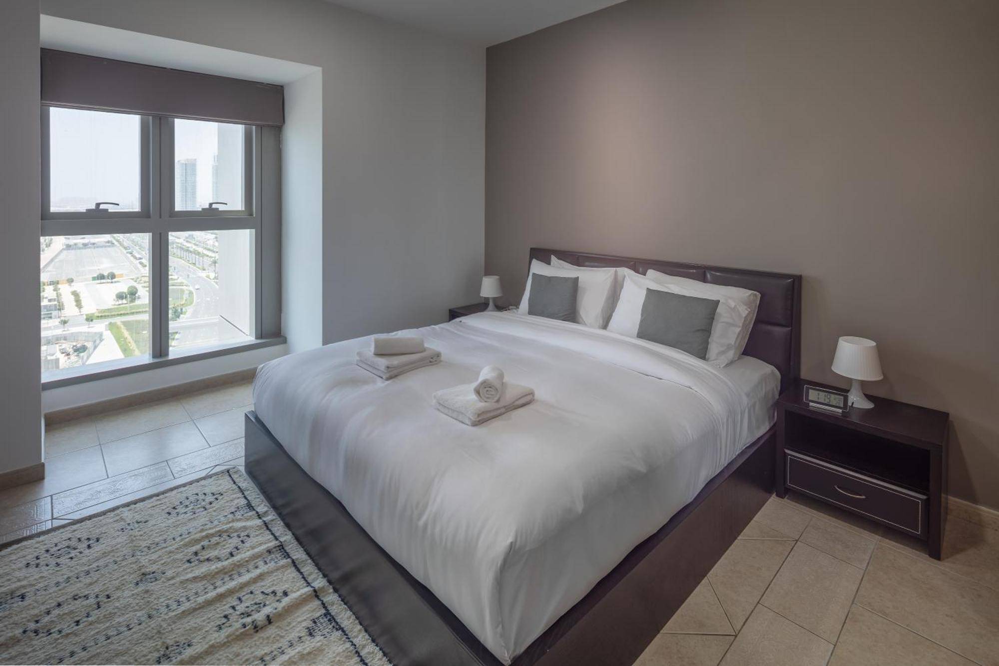 Marina View,central Location,public Transport Access,dwellingz Apartment *