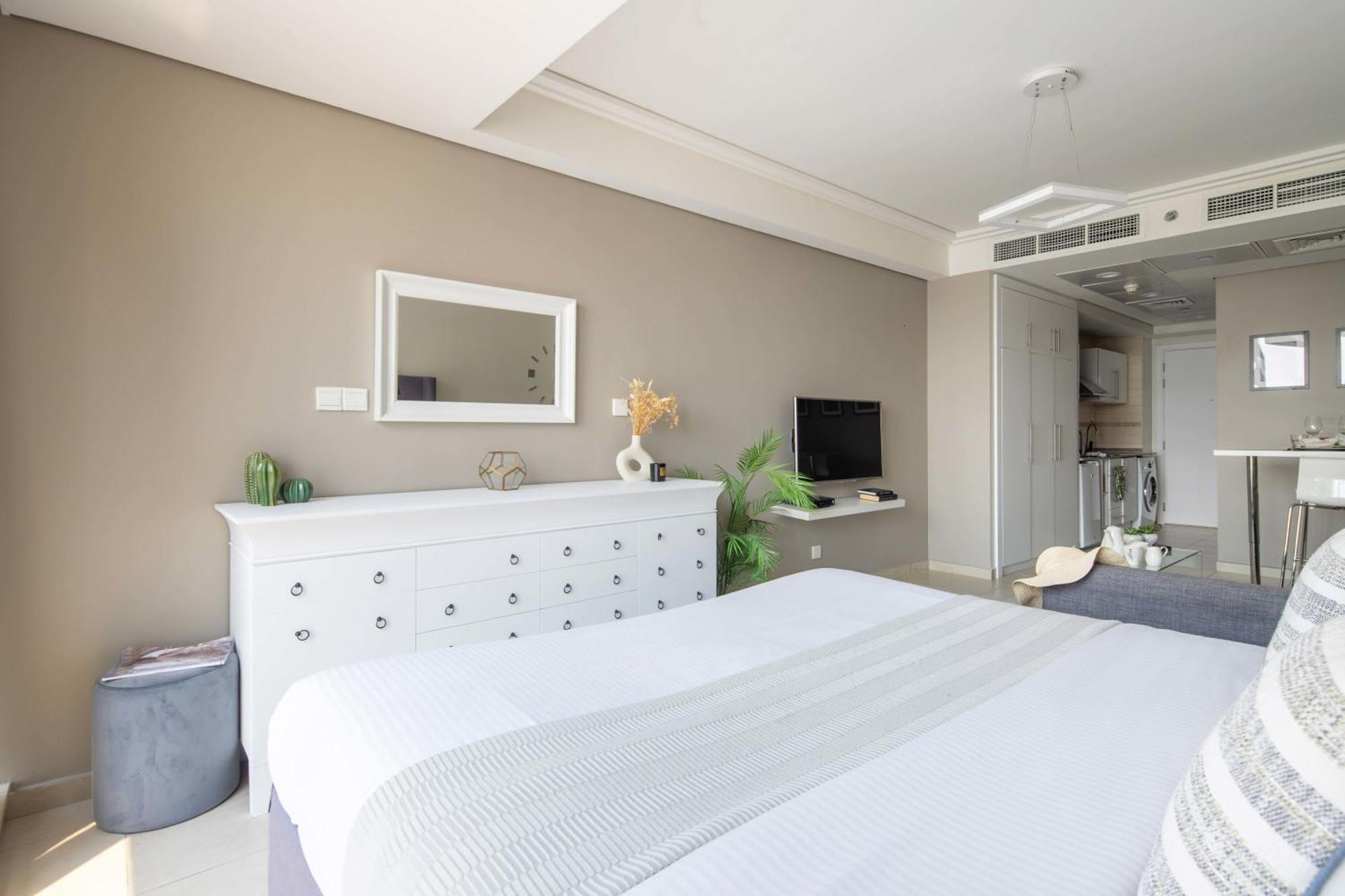 Frank Porter - Gold Crest Views * Dubai