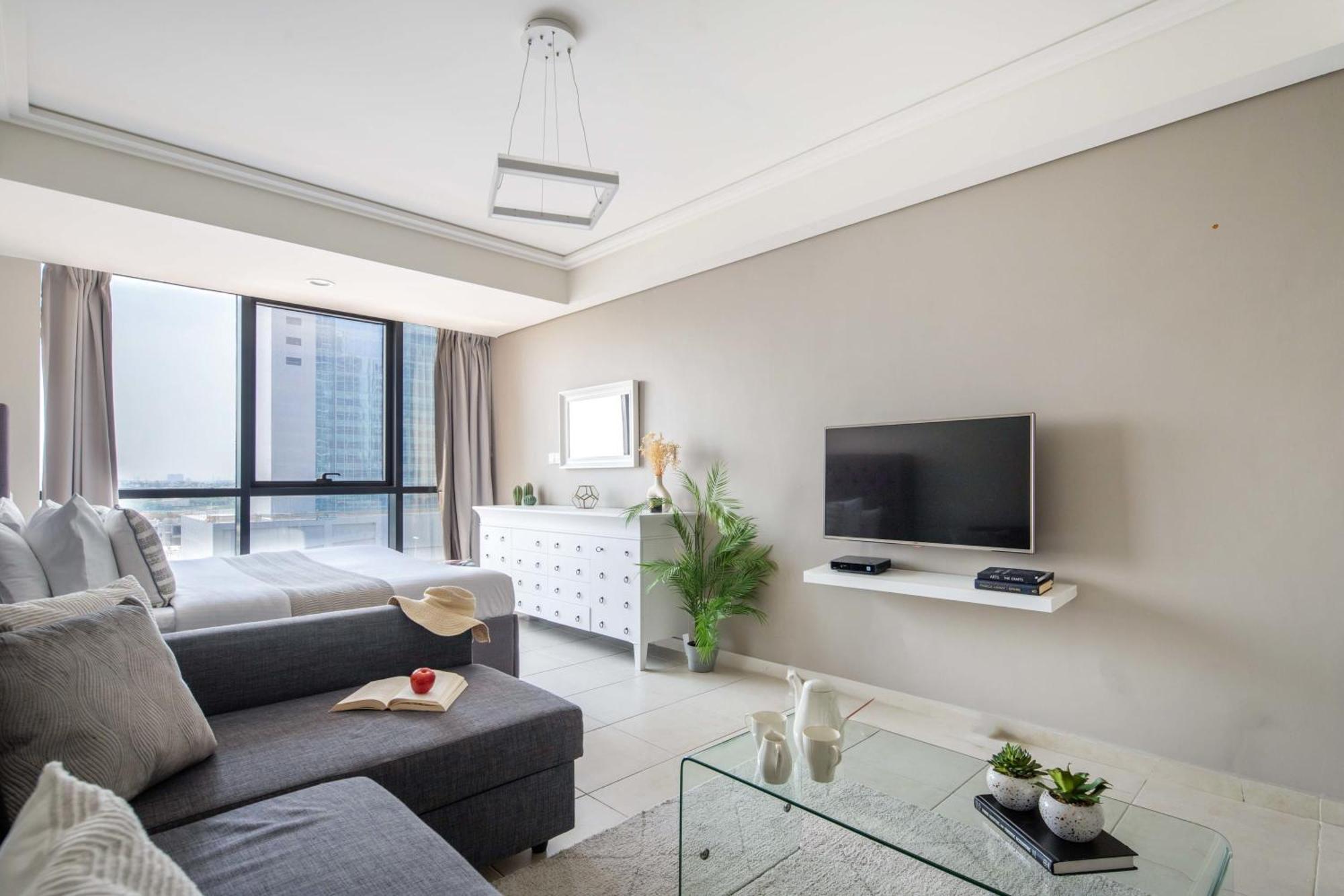 Frank Porter - Gold Crest Views * Dubai