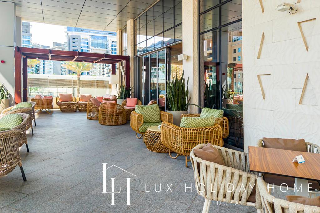 Lux Iconic Views At The Palm Tower 4