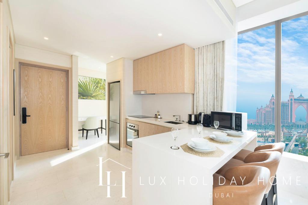 Lux Iconic Views At The Palm Tower 4 Apartment