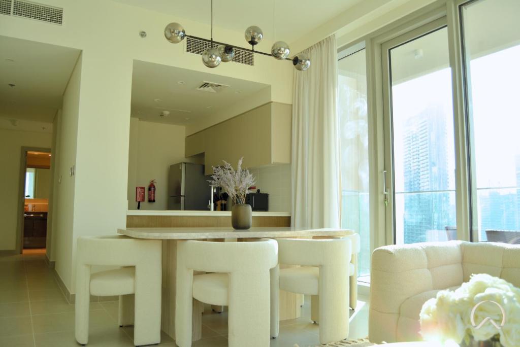 Oraya - Modern 5 Min Walk To Mall & Burj Views Apartment *