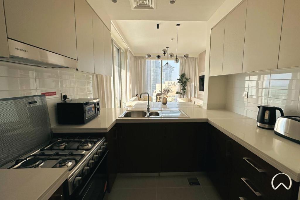 Oraya - Modern 5 Min Walk To Mall & Burj Views Apartment