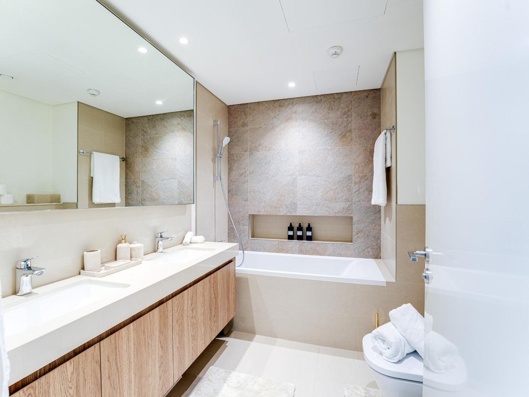 Luxury 2br Burj Khalifa Views 5min Walk Mall Dubai