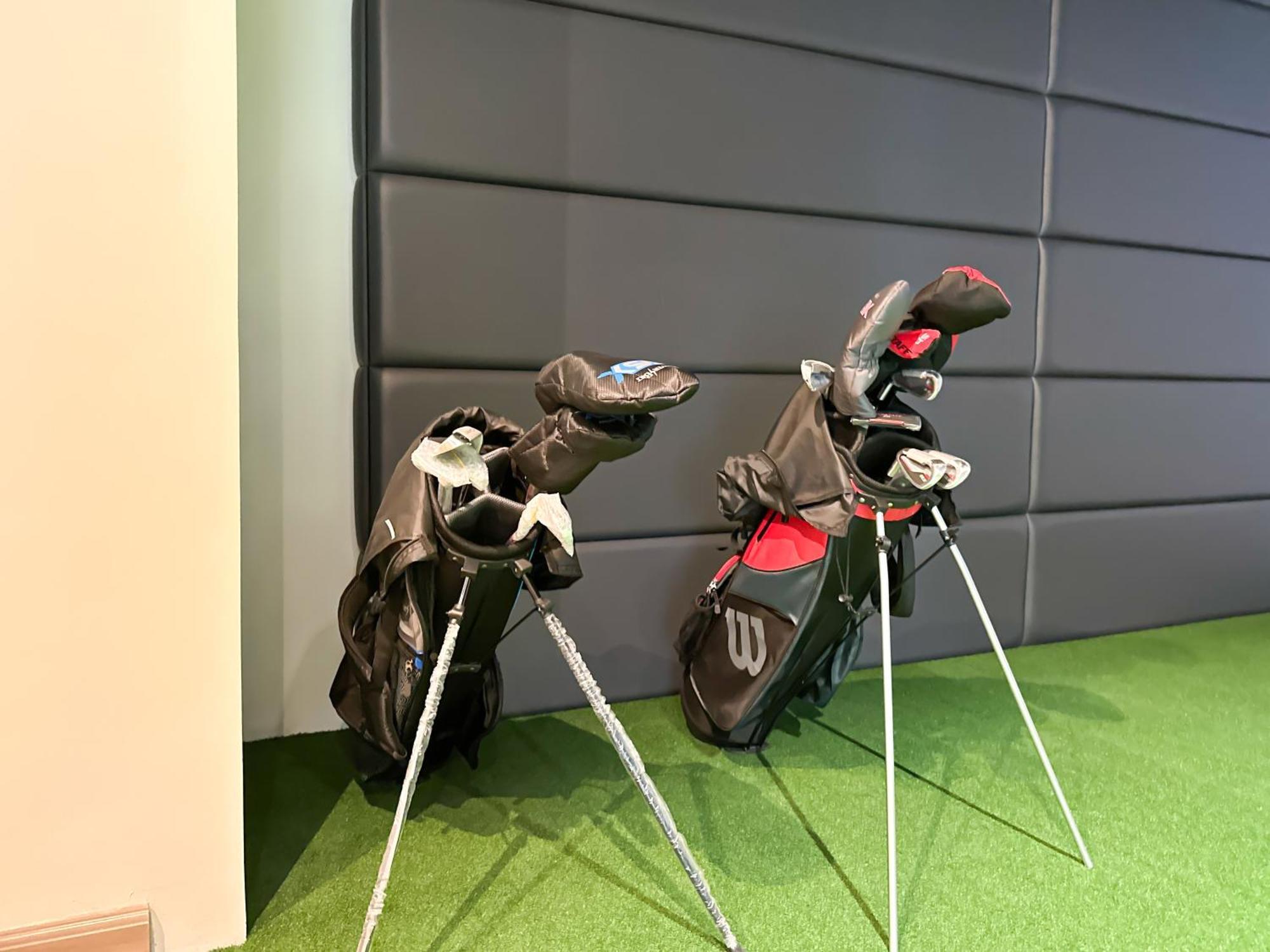 Trophy - Luxurious In Jlt W Golf Simulator