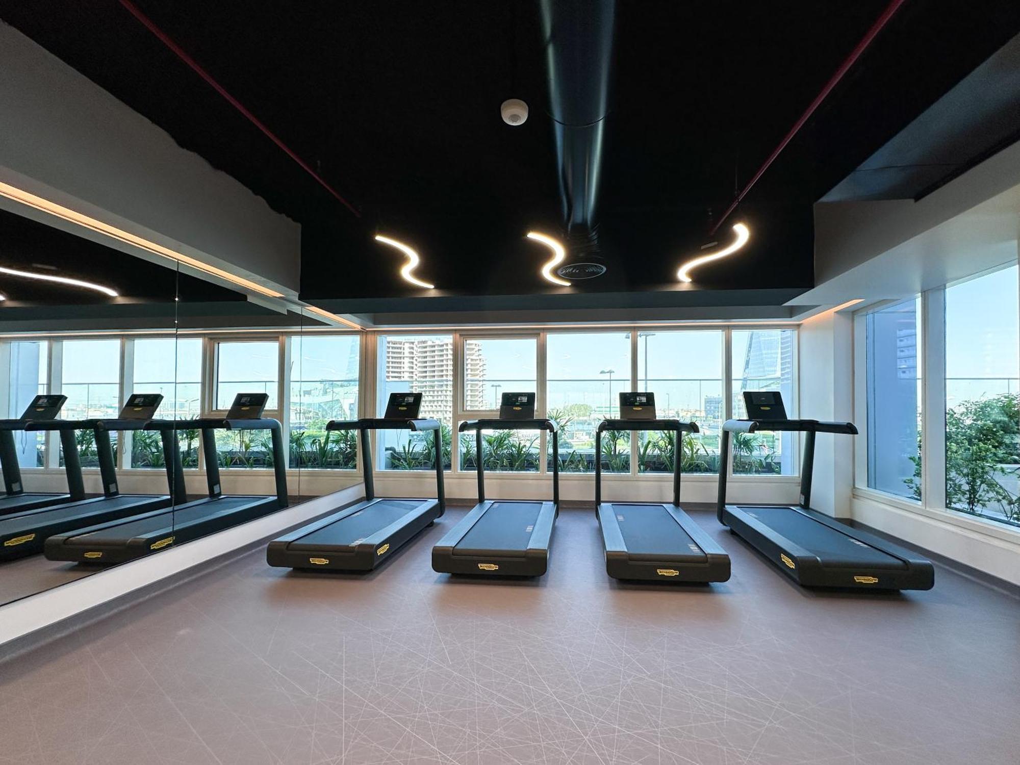 Trophy - Luxurious In Jlt W Golf Simulator Apartment *