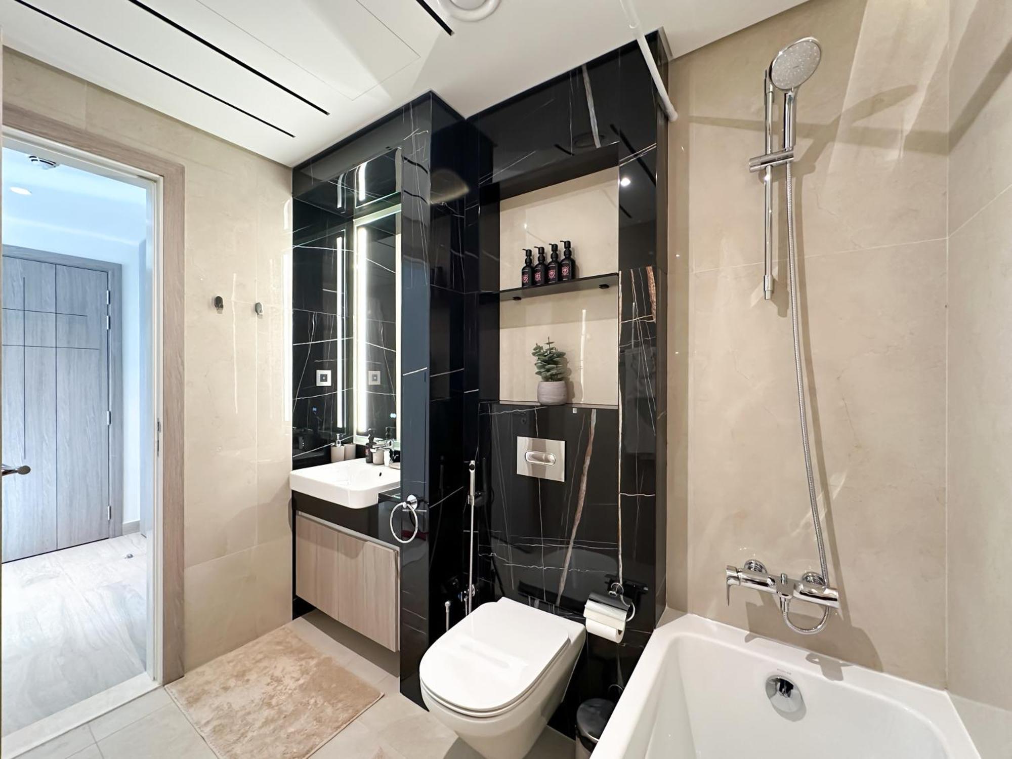 Trophy - Luxurious In Jlt W Golf Simulator Apartment *