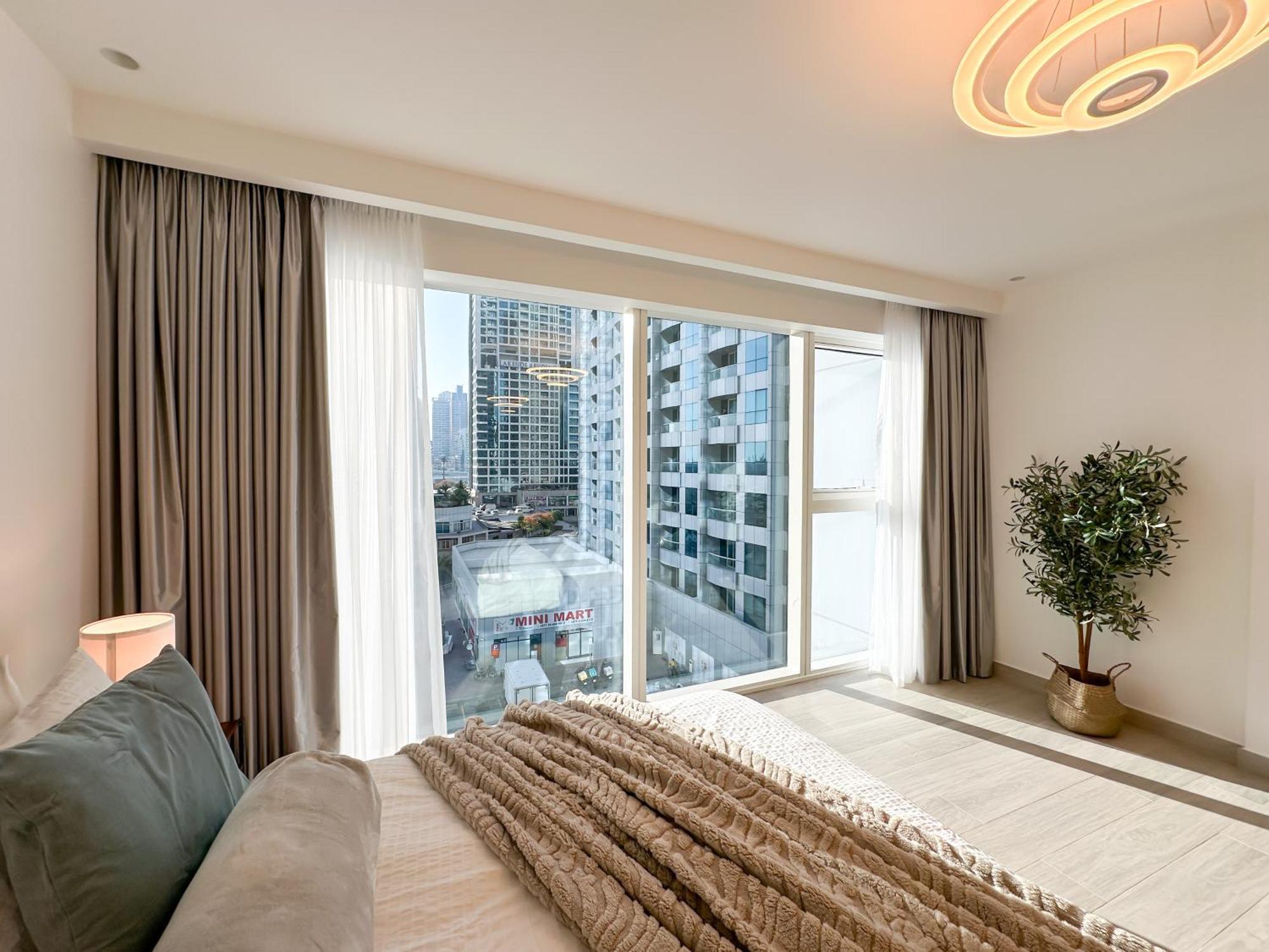 Trophy - Luxurious In Jlt W Golf Simulator Apartment *