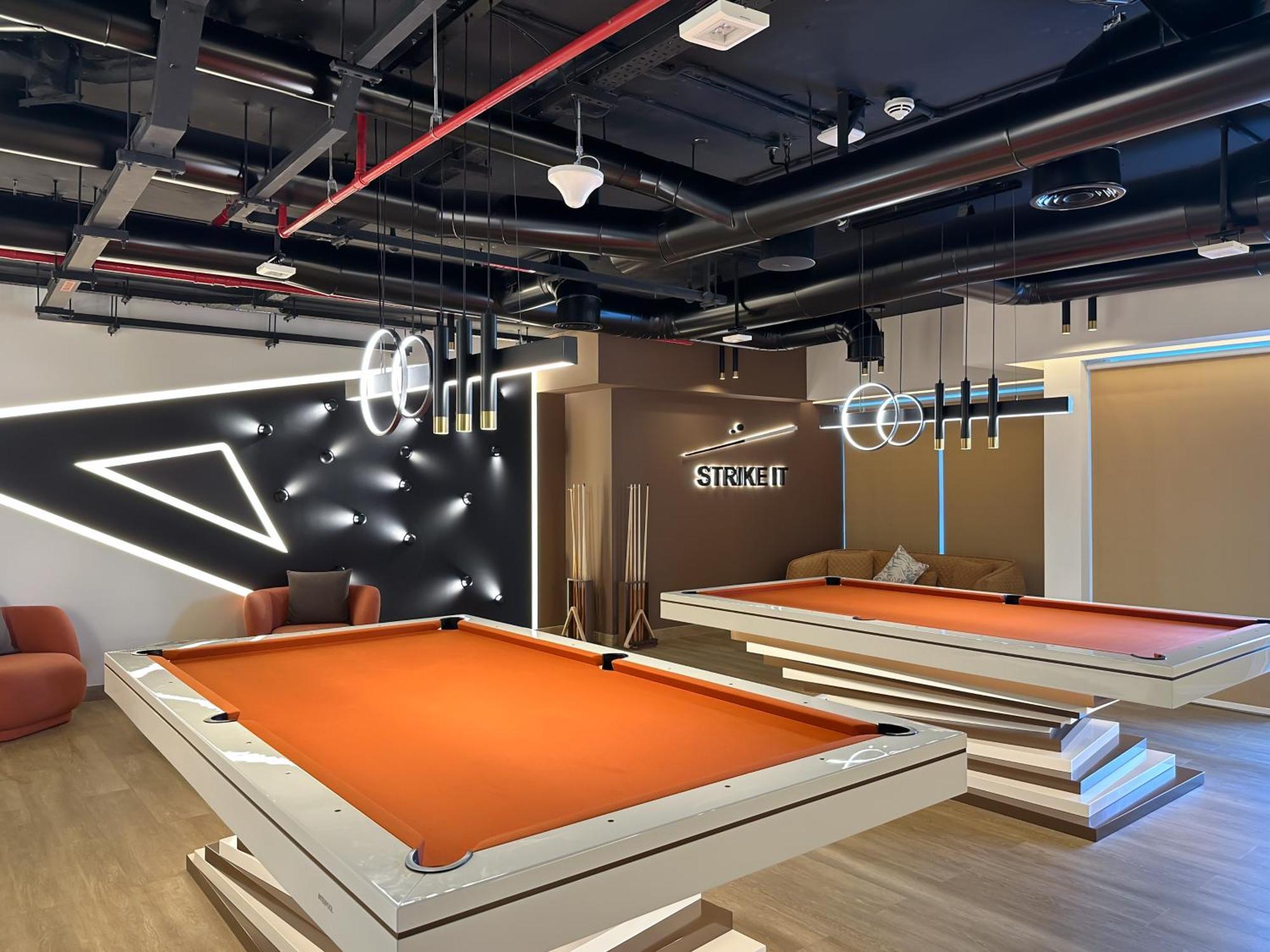 Trophy - Luxurious In Jlt W Golf Simulator