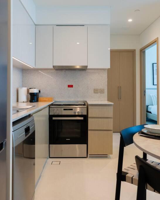 Stylish 1 Bedroom L Next To Mall L Great Amenities *