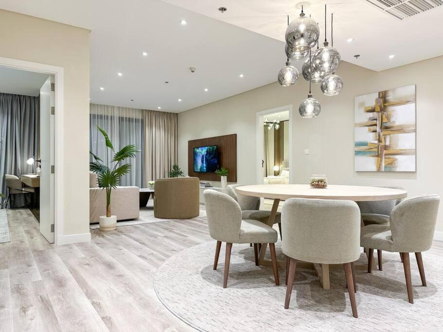 Upgraded 2br - Beachfront - 5 Star Apartment *