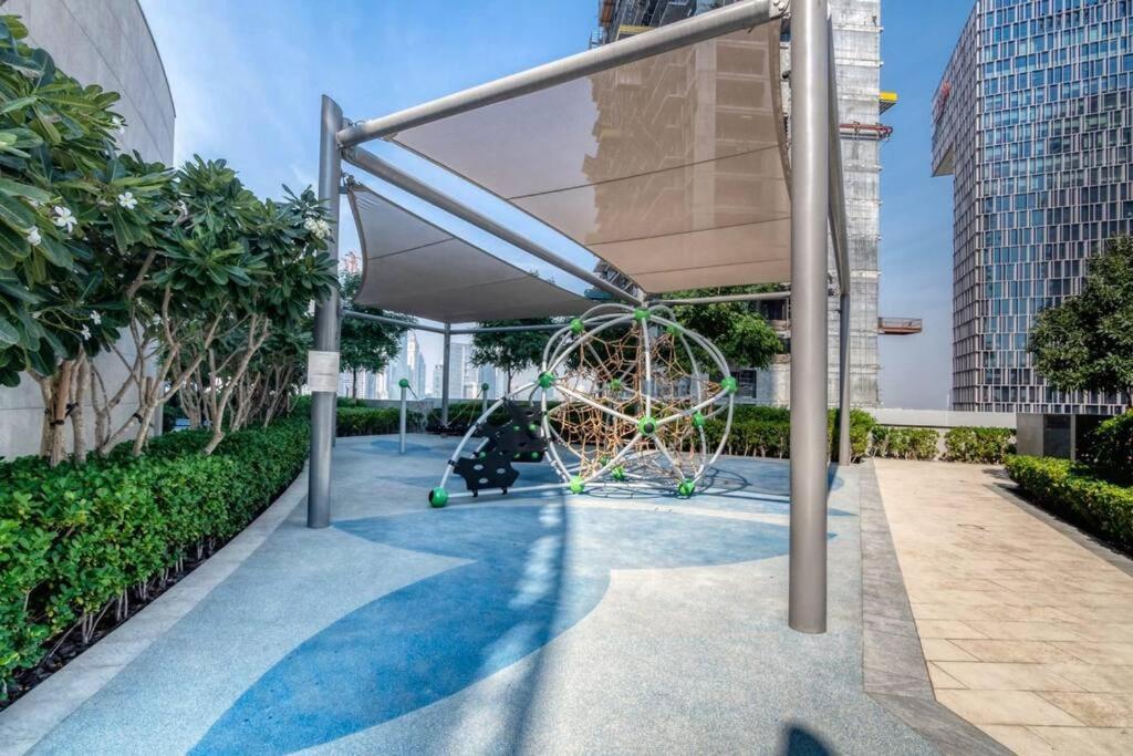Ultra Modern 3 Bedroom With Direct Access To Mall Apartment *