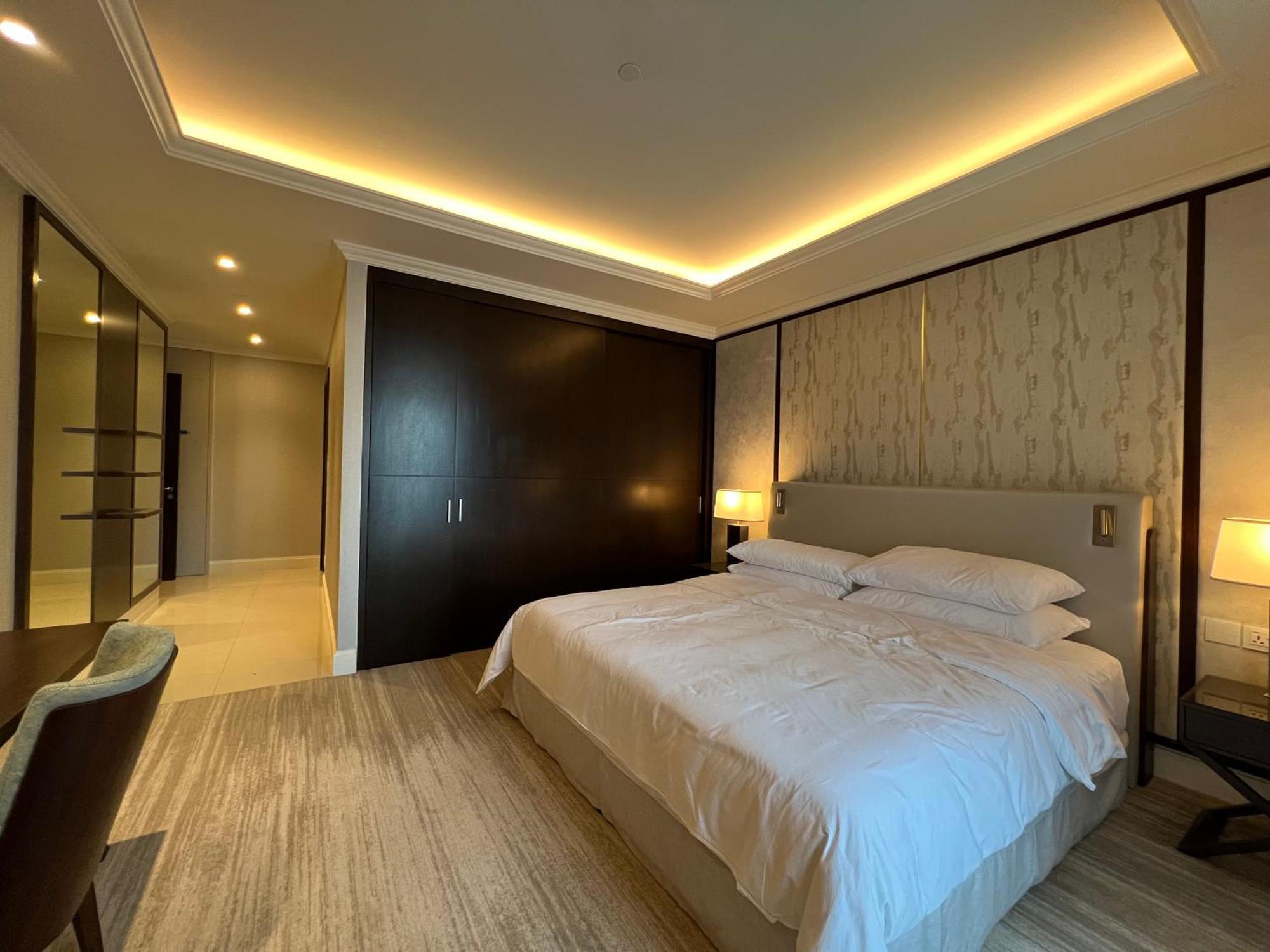 Ultra Modern 3 Bedroom With Direct Access To Mall Apartment *