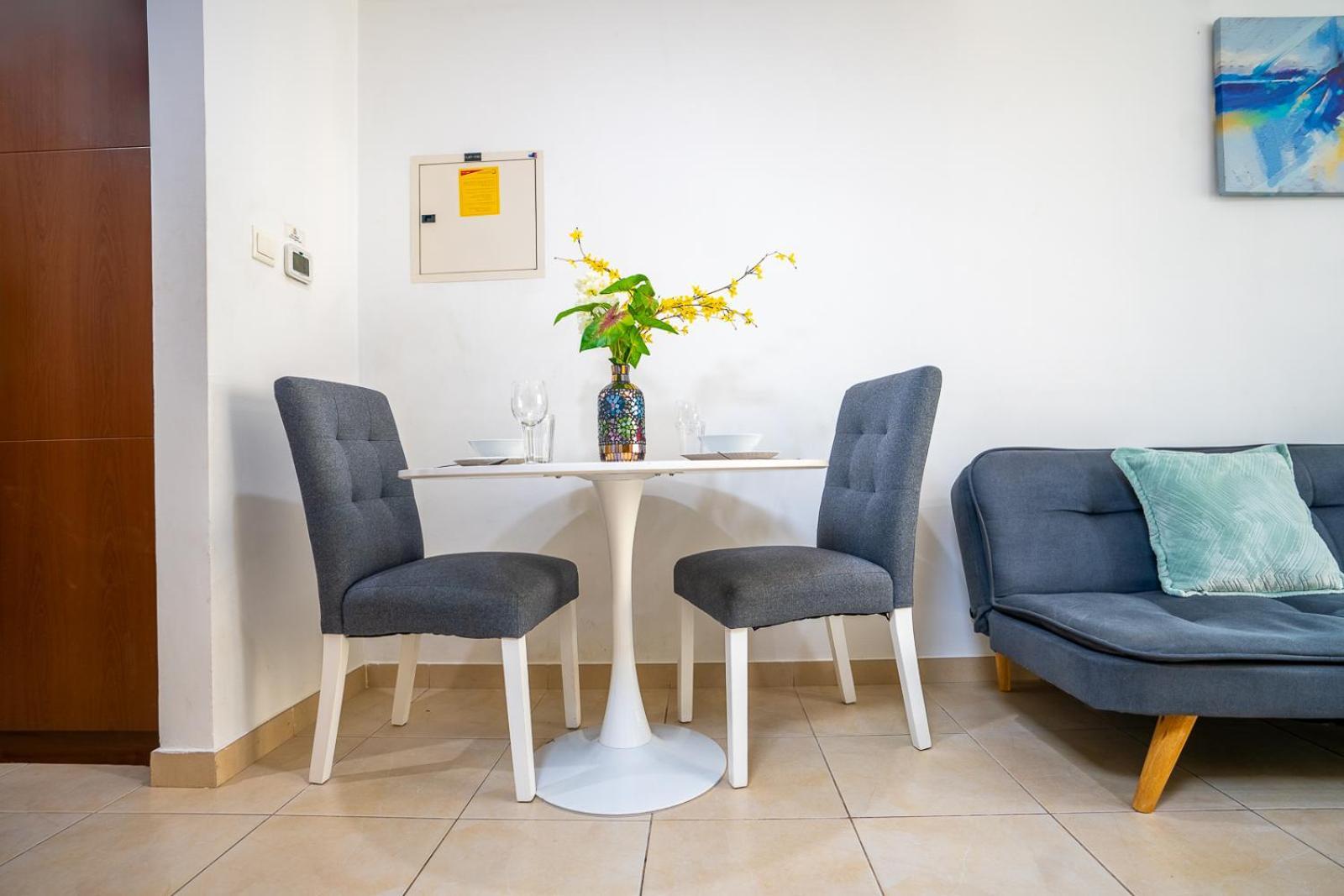 Rh- Chic & Sleek Apartment, Near Burj Khalifa *