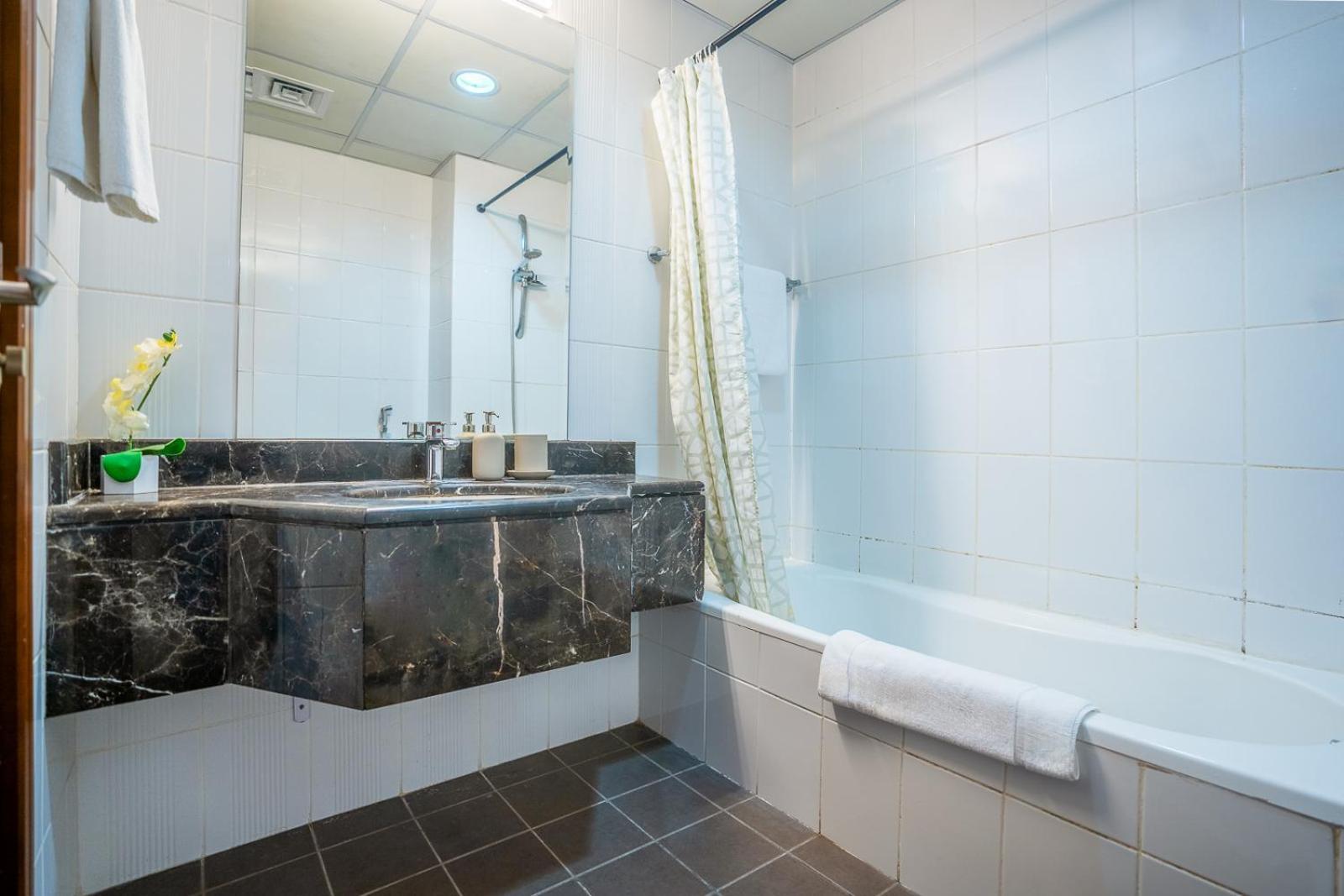 Rh- Chic & Sleek Apartment, Near Burj Khalifa *