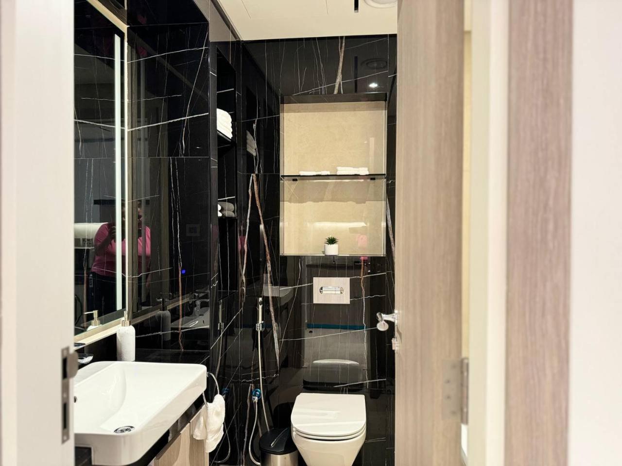 Apartment Comfortable 1 Bed At Me Do Re, Cluster L Dubai