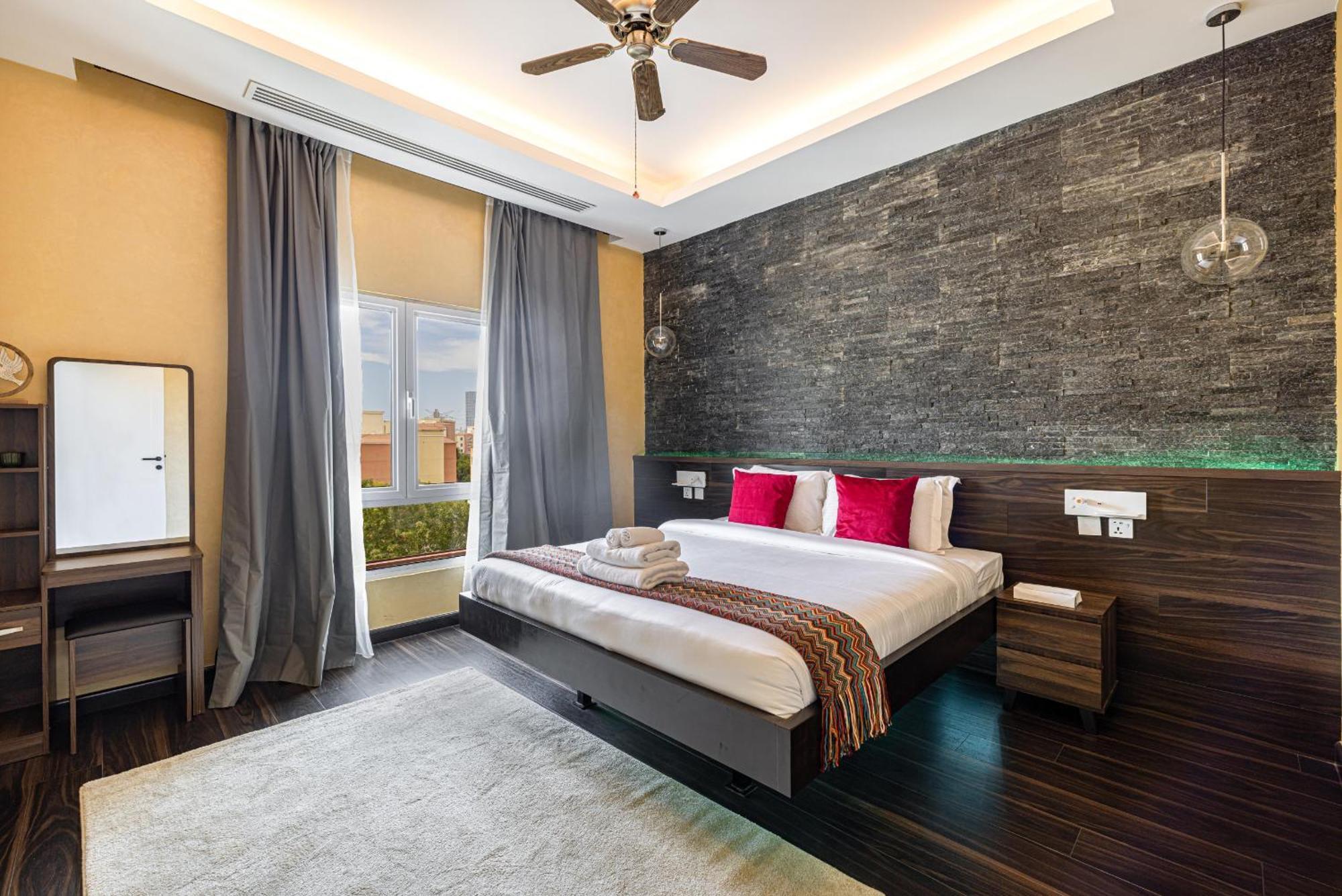 Cozy And Spacious Apartment- 5min Walk To Metro *