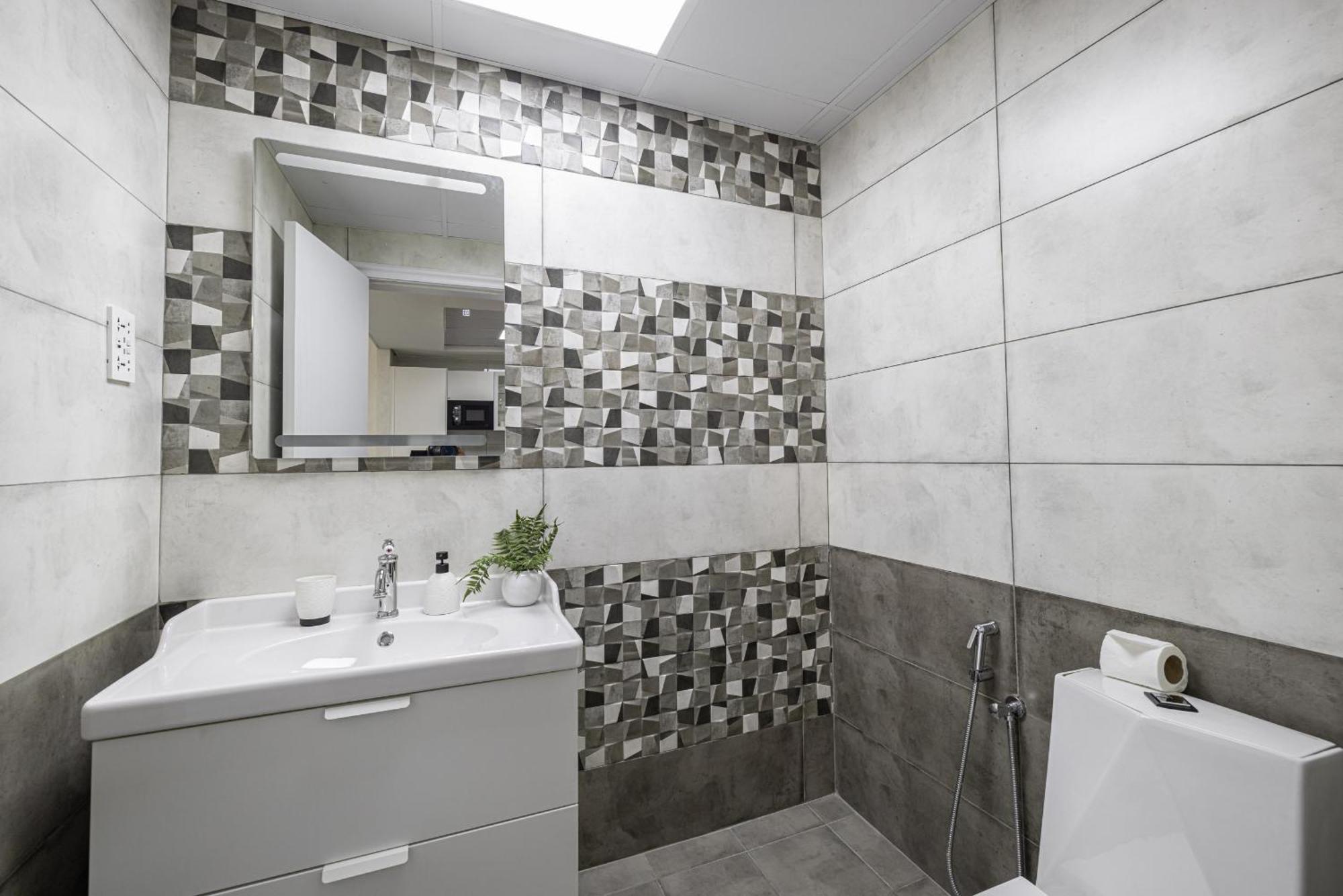 Cozy And Spacious Apartment- 5min Walk To Metro