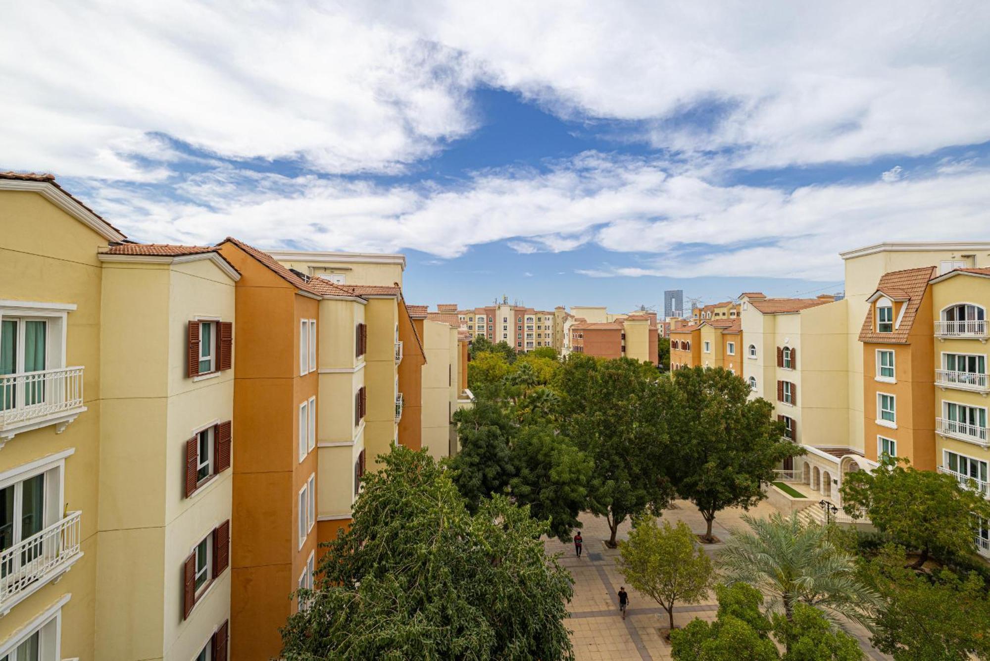 Cozy And Spacious Apartment- 5min Walk To Metro