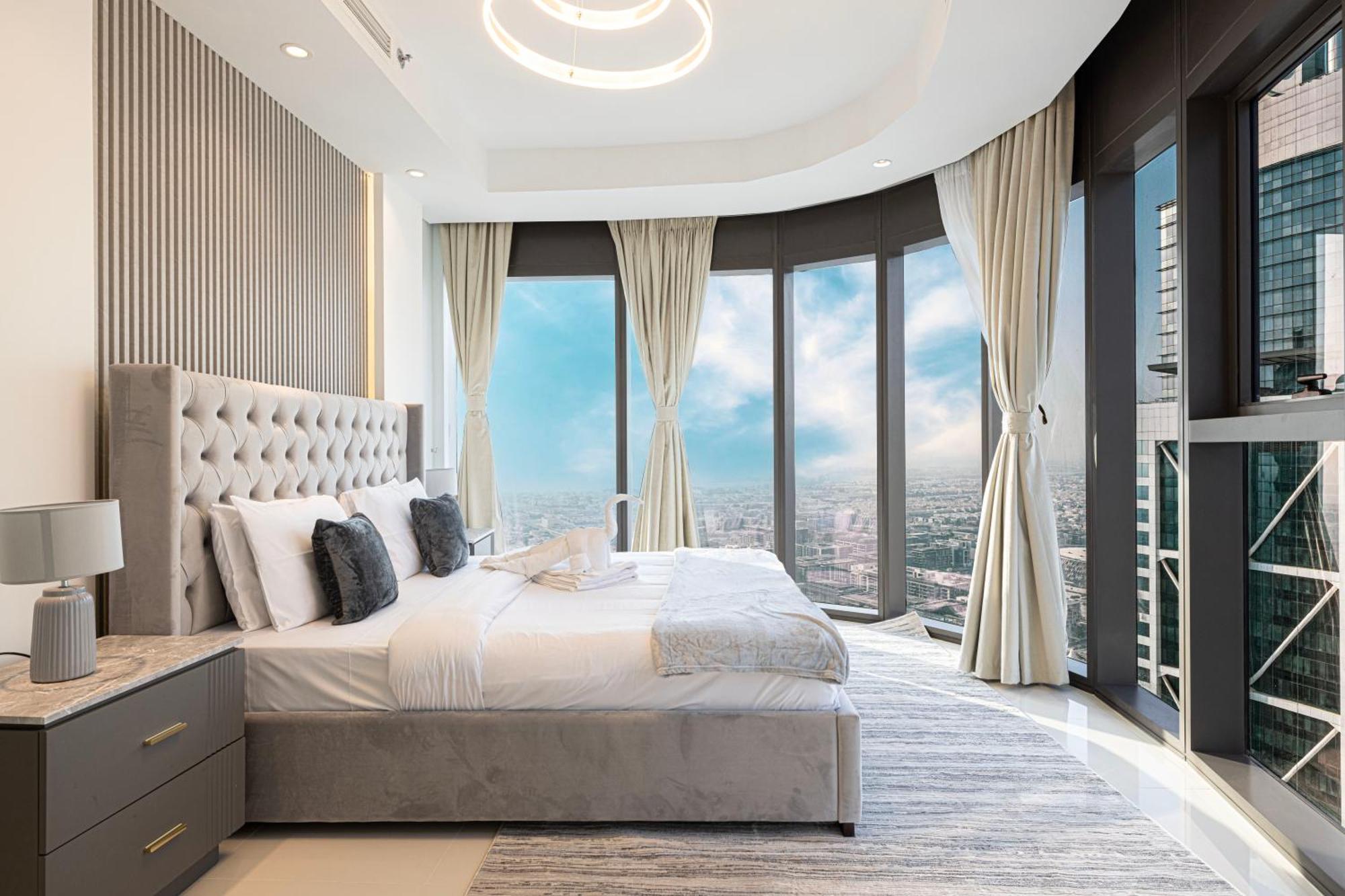 Highest Infinity Pool In Downtown Apartment
