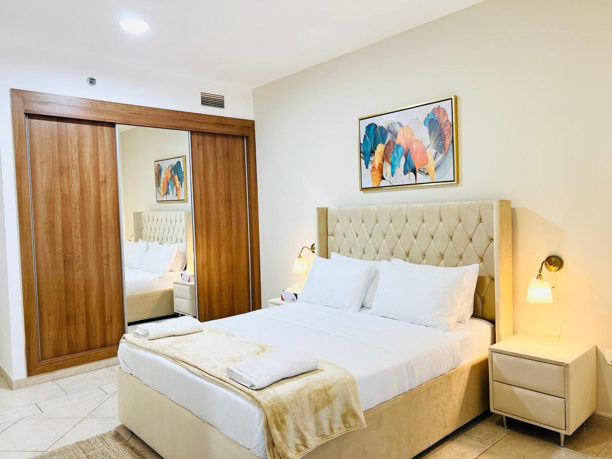 Sea View 1 Bedroom Flat, Luxury Amenities, Near & Club With Free Parking In Marina Apartment