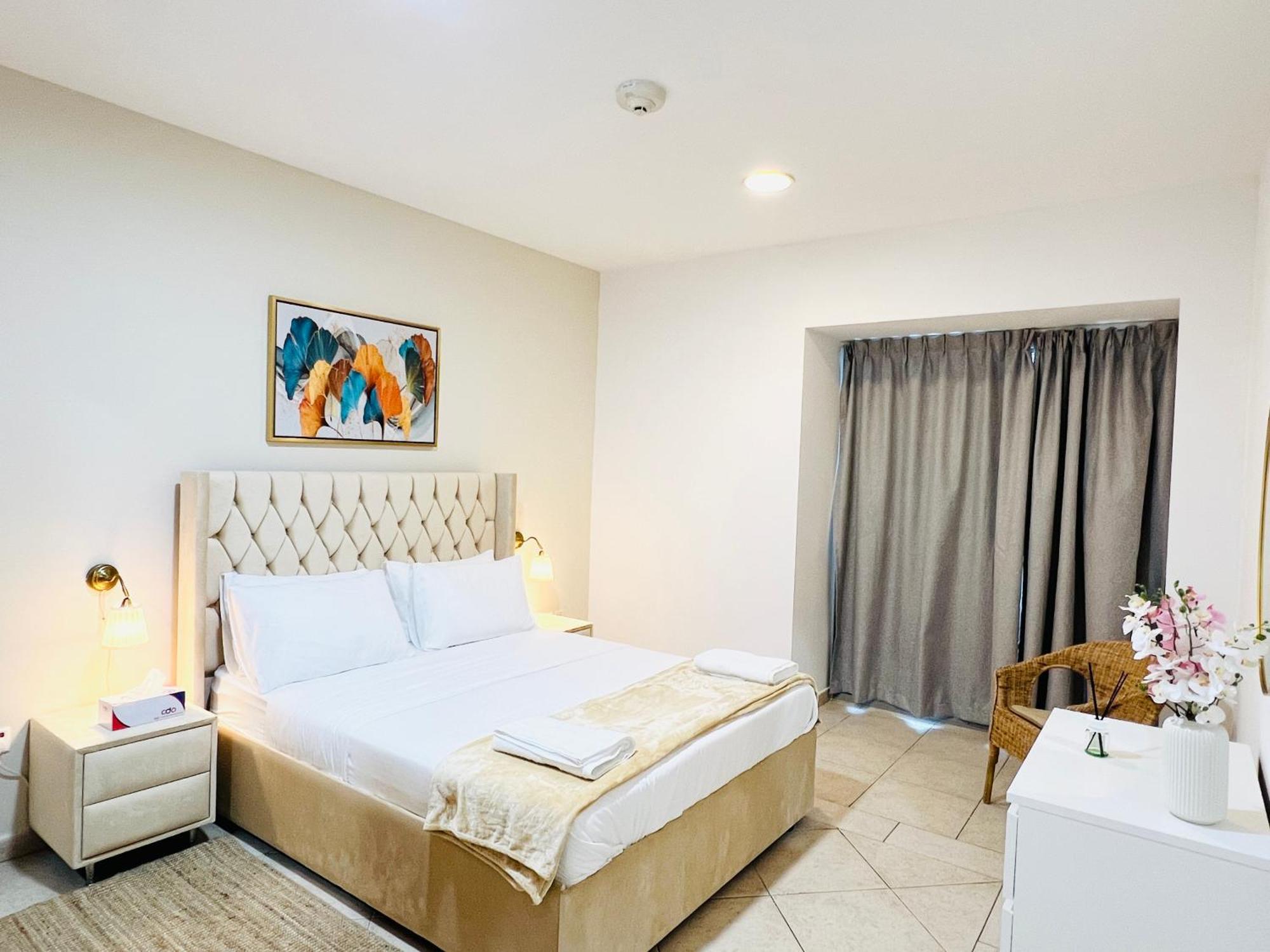 Sea View 1 Bedroom Flat, Luxury Amenities, Near & Club With Free Parking In Marina Apartment
