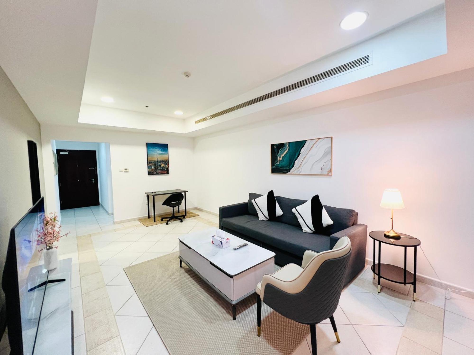 Sea View 1 Bedroom Flat, Luxury Amenities, Near & Club With Free Parking In Marina *