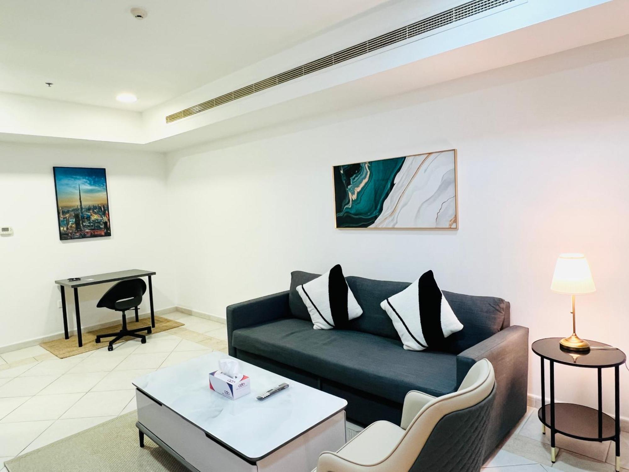 Sea View 1 Bedroom Flat, Luxury Amenities, Near & Club With Free Parking In Marina Dubai
