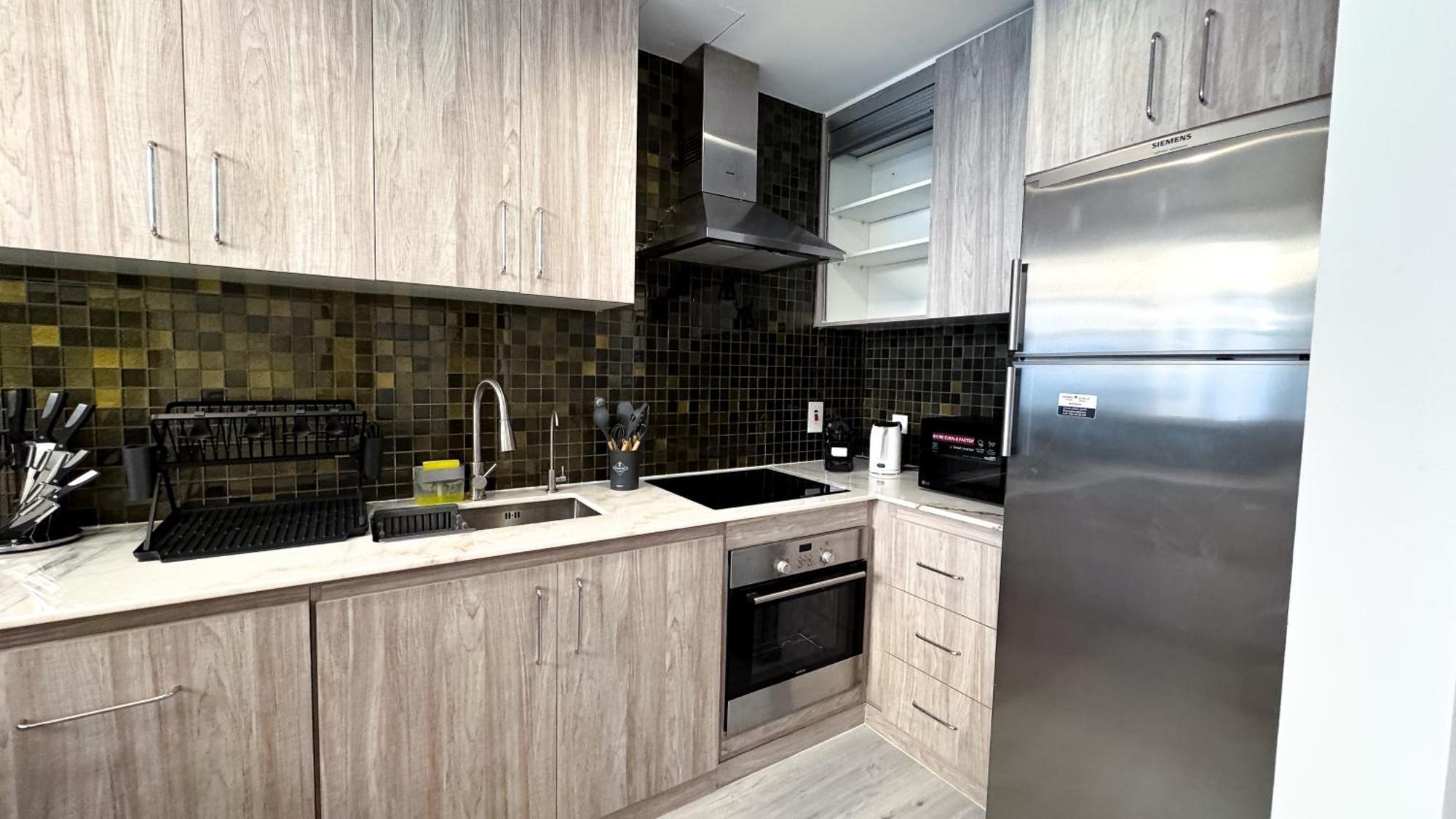 Marina - Elegant Design 1bhk - Iris Blue Apartment *