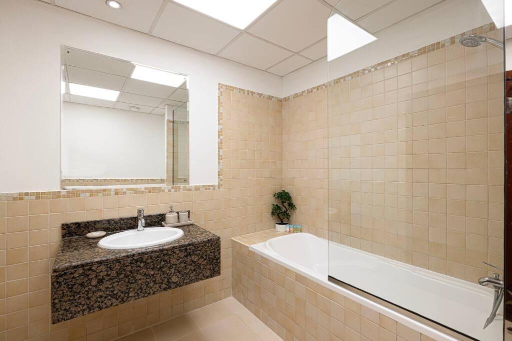 Eye & Sea View, 1-min Walk To Jbr Beach, Luxurious Retreat! Daire