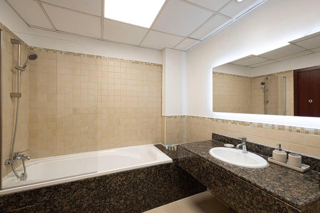 Daire Eye & Sea View, 1-min Walk To Jbr Beach, Luxurious Retreat!