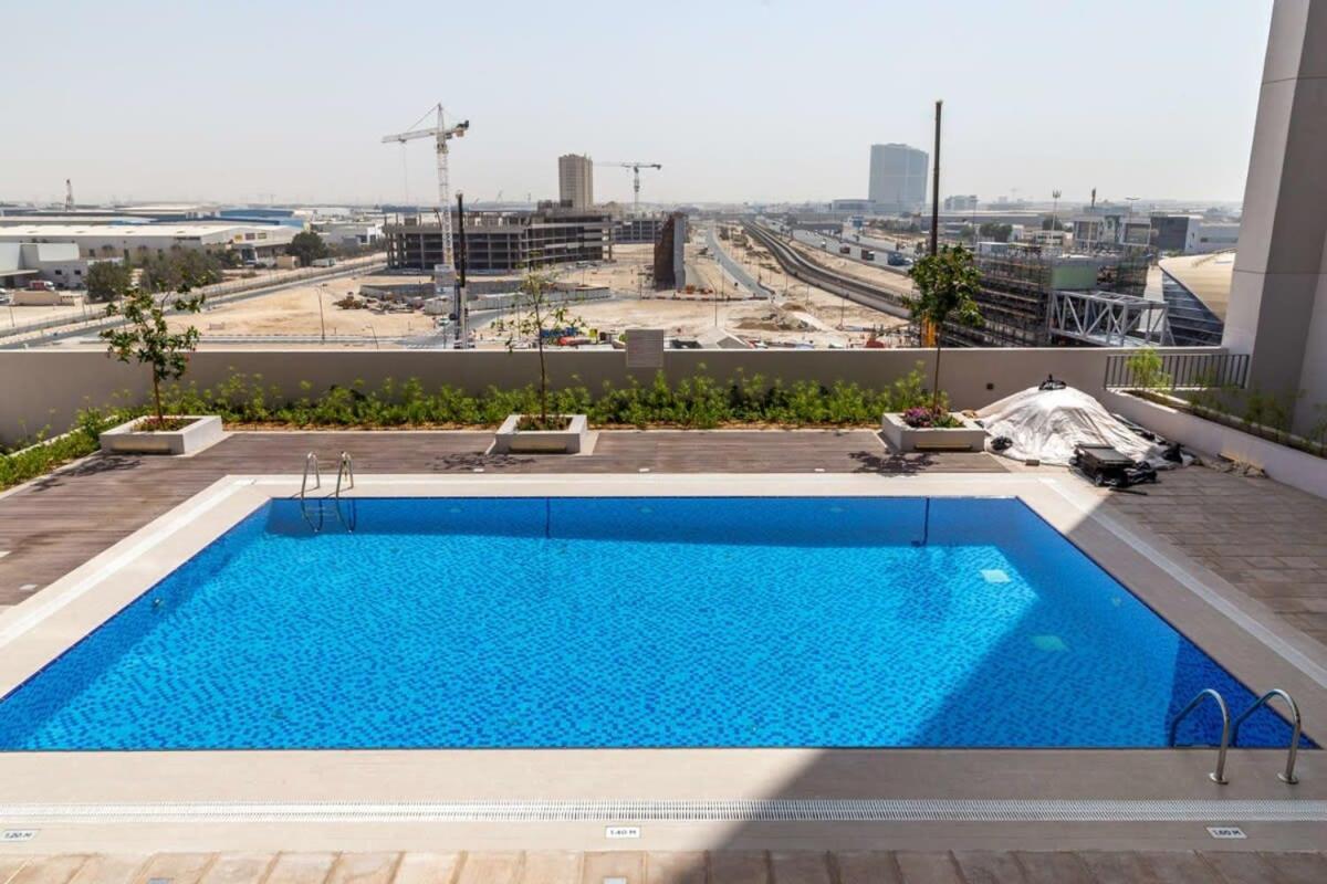Frank Porter - Azizi Aura Daire Dubai