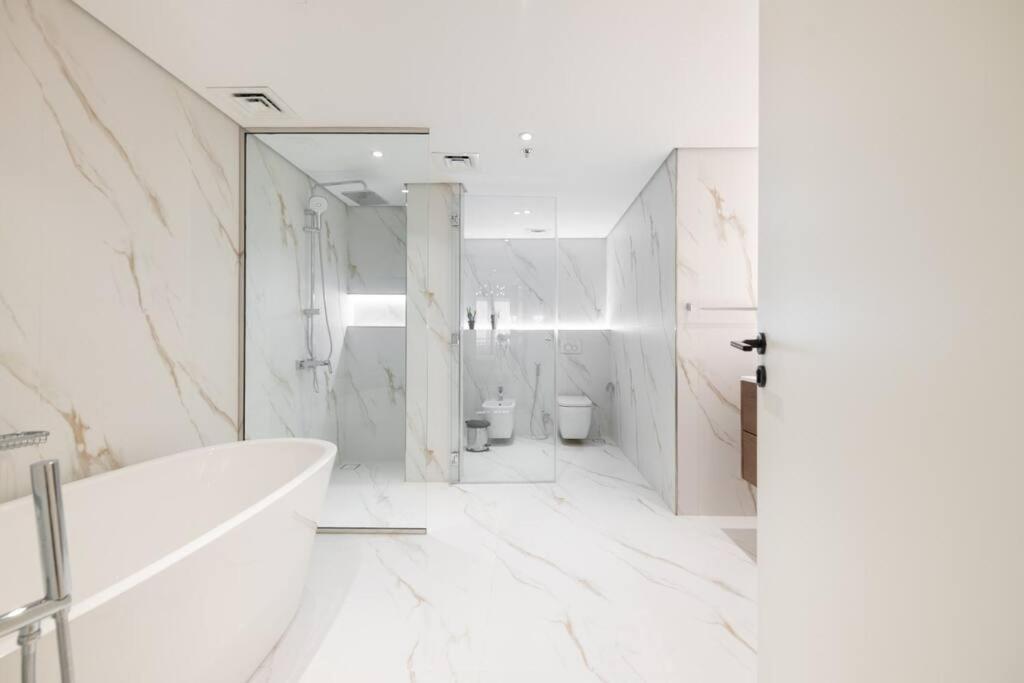 Elegantly Renovated 1br At 5 Star Dubai