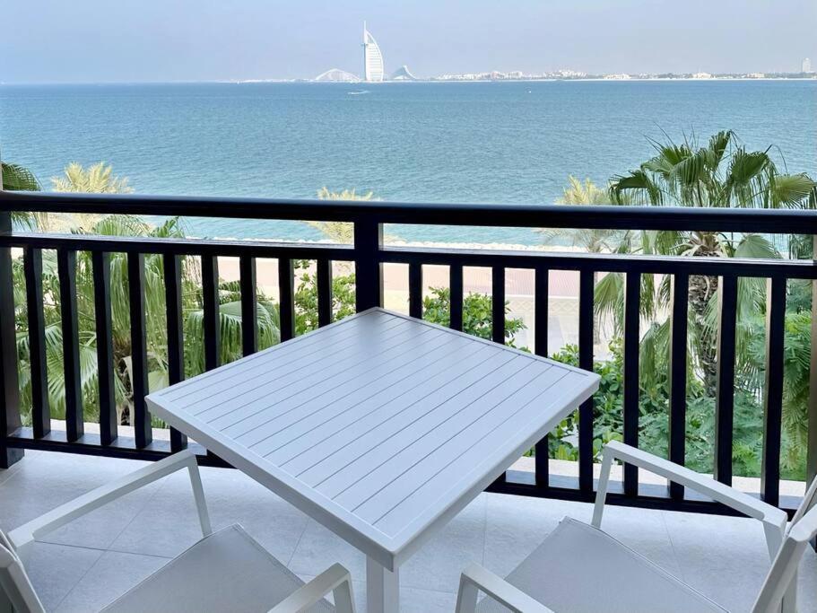 Apartment Elegantly Renovated 1br At 5 Star Dubai