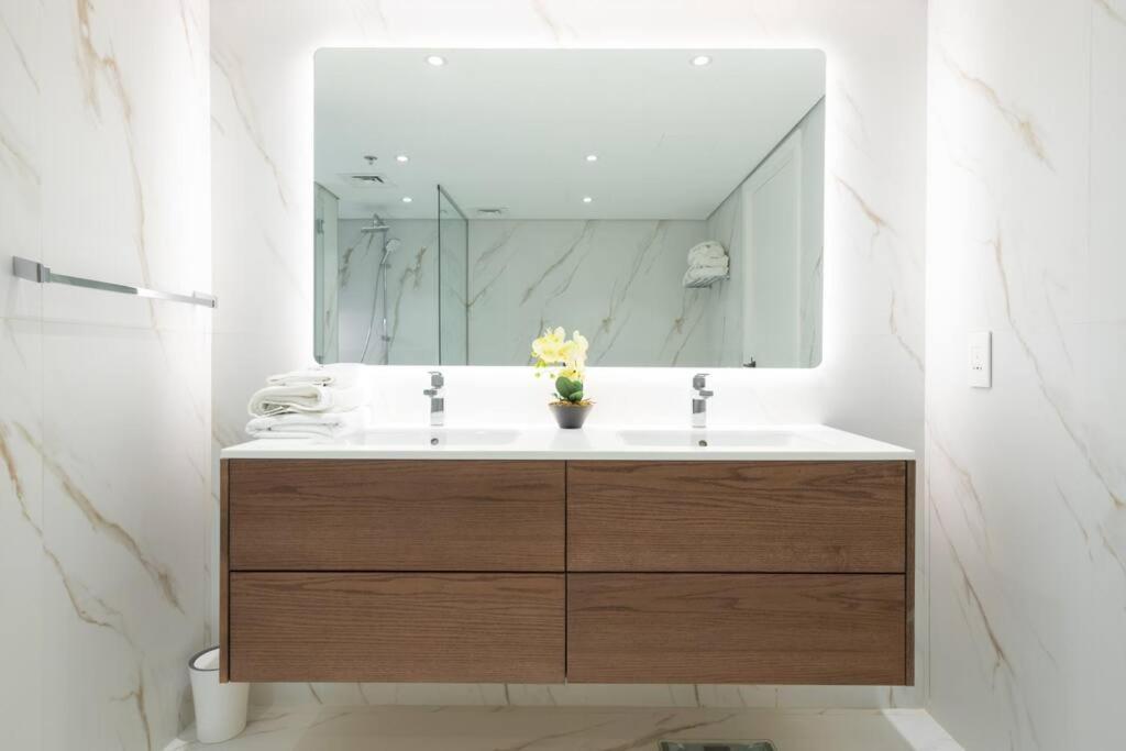Elegantly Renovated 1br At 5 Star Apartment *
