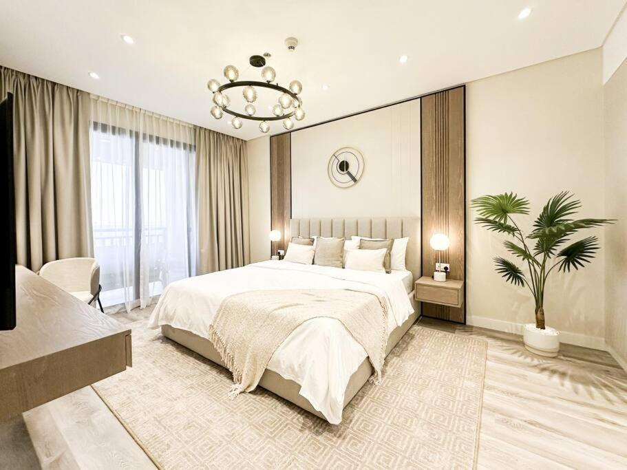Elegantly Renovated 1br At 5 Star Apartment Dubai