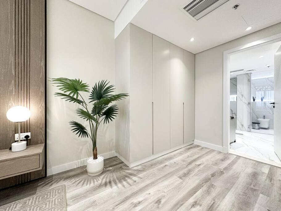 Apartment Elegantly Renovated 1br At 5 Star Dubai