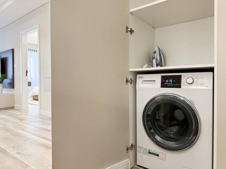 Apartment Elegantly Renovated 1br At 5 Star *