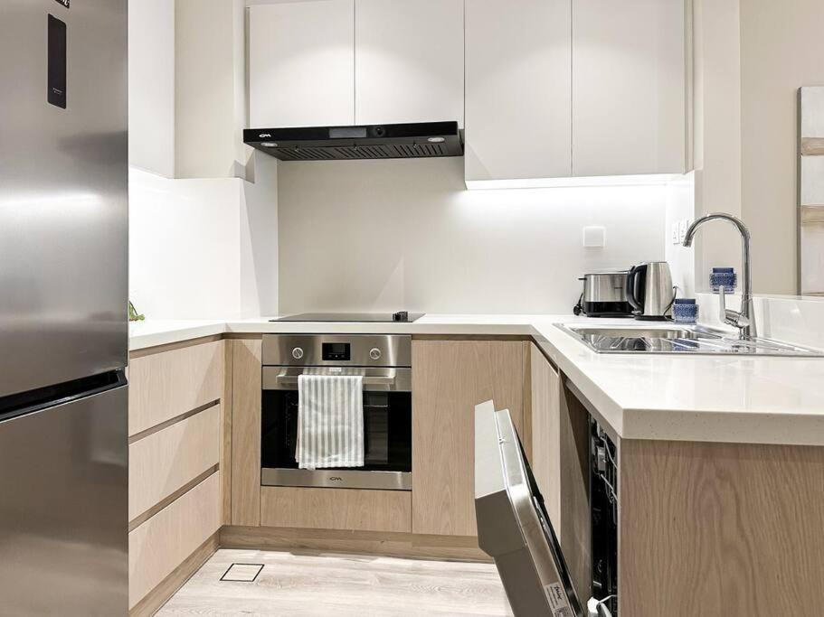 Apartment Elegantly Renovated 1br At 5 Star Dubai