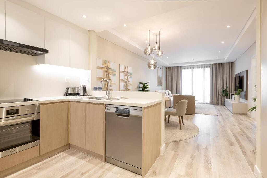 Elegantly Renovated 1br At 5 Star *
