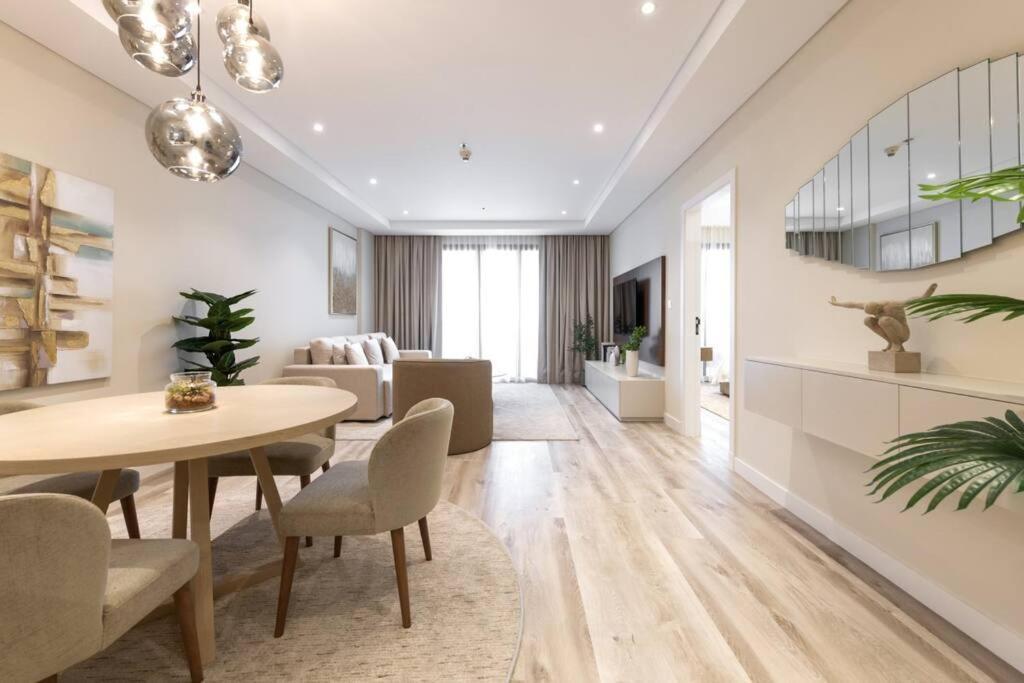 Elegantly Renovated 1br At 5 Star Apartment Dubai