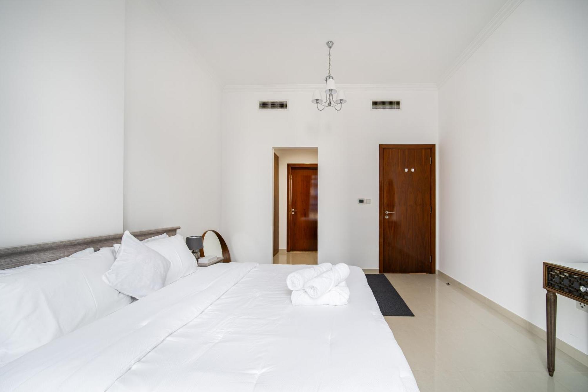 Elegant Escapes - Homely 1b In Dunya Tower Apartment *