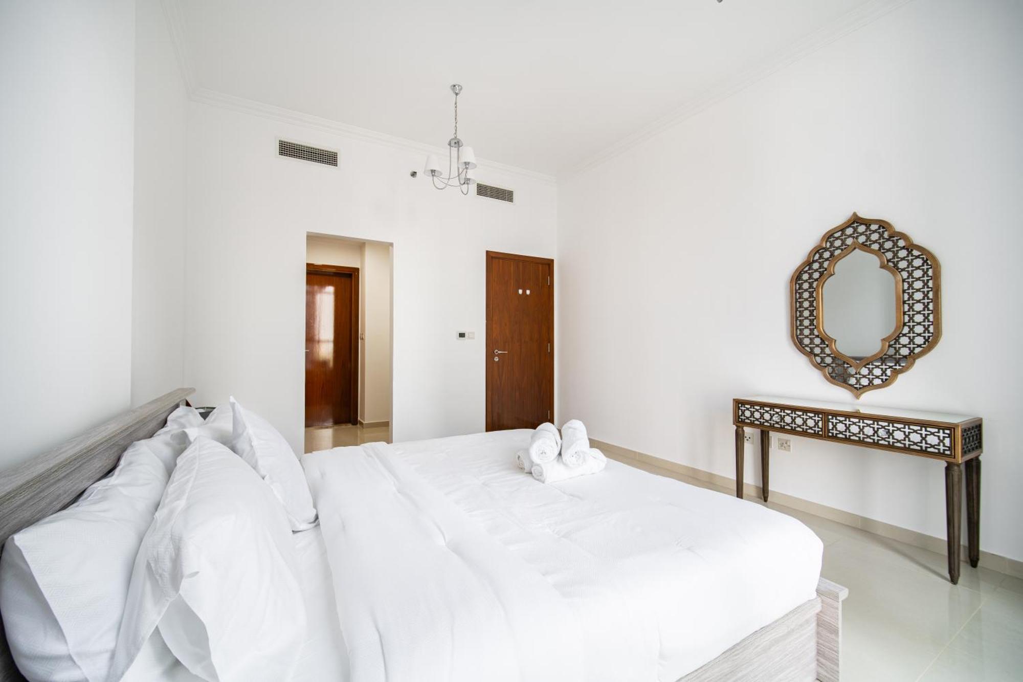 Elegant Escapes - Homely 1b In Dunya Tower Apartment