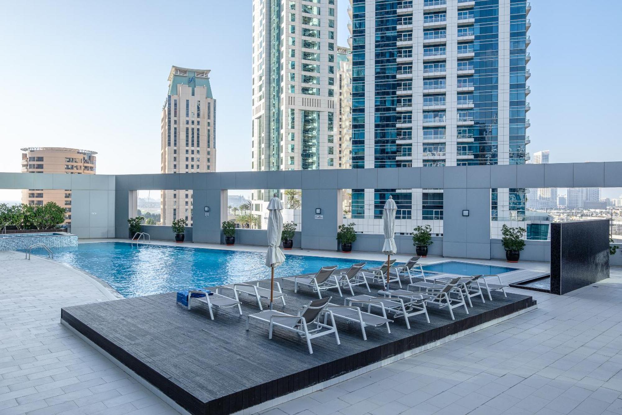Apartment Marina & Views, Pool, Art Haven! Near Cafes Dubai